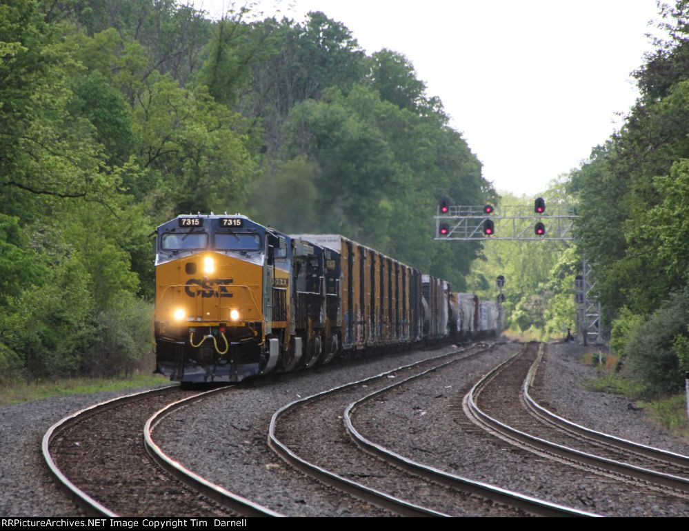 CSX 7315 leading M372